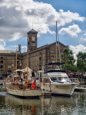 LONDON, İngiltere - 18 AĞUSTOS 2017: St. Katherine rıhtımındaki limanda demirlemiş yatlar