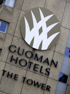 LONDON, İngiltere - 18 AĞUSTOS 2017: Tower Hotel London 'u imzalayın