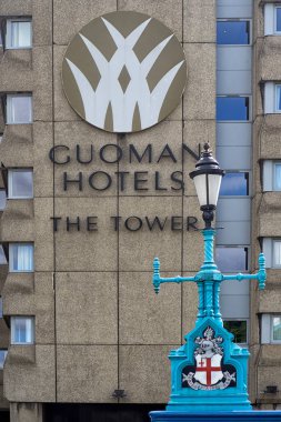 LONDON, İngiltere - 18 AĞUSTOS 2017: Tower Hotel London 'u imzalayın