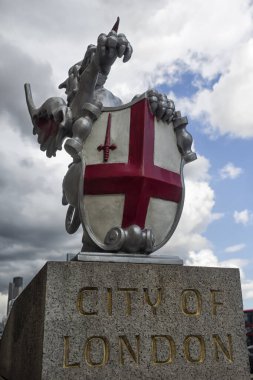 LONDON, İngiltere - 18 AĞUSTOS 2017: Londra 'nın güney ucundaki Londra Köprüsü' ndeki Londra Ejderha Sınır İşareti