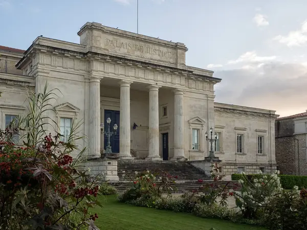 SAINTES, FRANCE - 09 Eylül 2017: Adliyenin dış görünüşü (Le Palais de Justice de Saintes)