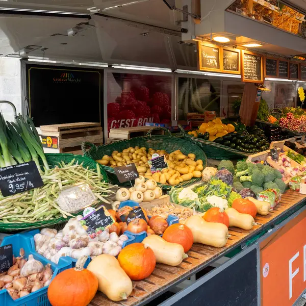 SANTES, FRANCE - SAINTES, FRANCE - 09 Eylül 2017: Fiyat etiketli taze çiğ sebze ve salatalar