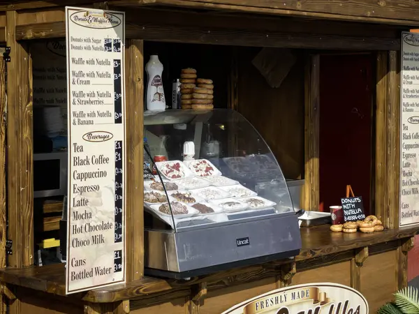 SOUTHEND-ON-SEA, ESSEX, İngiltere - 28 Ağustos 2017: Deniz kenarındaki bir büfede menü panosuyla fast food