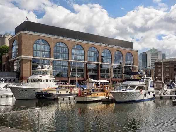 LONDON, İngiltere - 18 AĞUSTOS 2017: St. Katherine rıhtımındaki limanda demirlemiş yatlar 