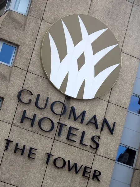 LONDON, İngiltere - 18 AĞUSTOS 2017: Tower Hotel London 'u imzalayın