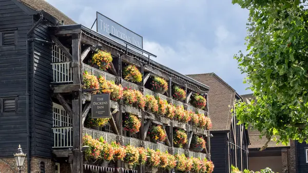 LONDON, UK - 18 AĞUSTOS 2017: St. Katherine Rıhtımı 'ndaki Dickens Inn Bar' ın önündeki çiçek sergisi 