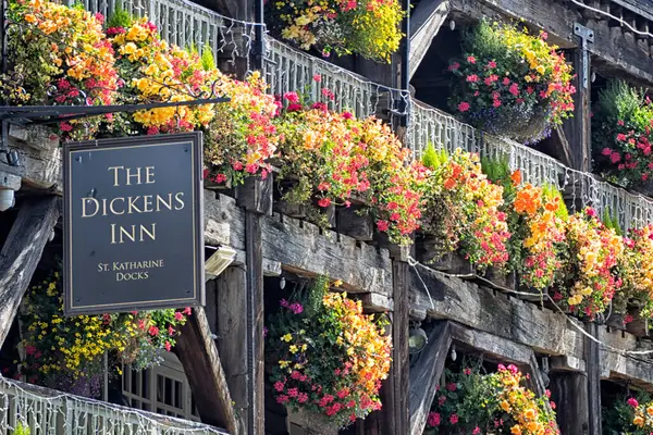 LONDON, UK - 18 AĞUSTOS 2017: St. Katherine Rıhtımı 'ndaki Dickens Inn Bar' ın önündeki çiçek sergisi 