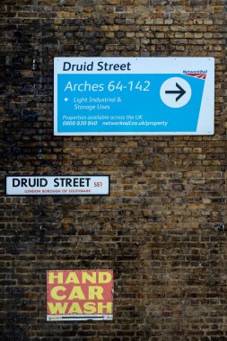 LONDON, İngiltere - 29 Eylül 2018: Southwark Druid Caddesi 'ndeki demiryolu kemerlerinde imzalar