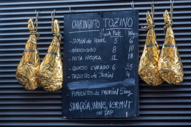 LONDON, İngiltere - 29 EPTEMBER 2018: Bar Tozino, Bermondsey 'deki Maltby Street Market' te Menü Kurulu ile birlikte Iberico Hams 'ı asan bir İspanyol barı