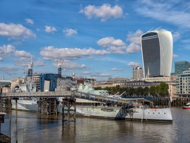 LONDON, İngiltere - 29 Eylül 2018: Müze gemisi HMS Belfast 'ın üzerinde görülen Londra şehrinin görüntüsü