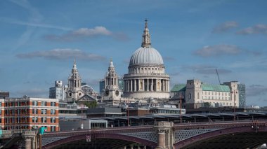 LONDON, İngiltere - 29 Eylül 2018: St. Paul Katedrali Blackfriars Köprüsü üzerinde görüldü