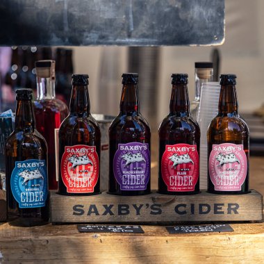 LONDON, UK -EPTEMBER 29, 2018: Yiyecek pazarındaki bir tezgahta bir şişe Saxby 's Cider