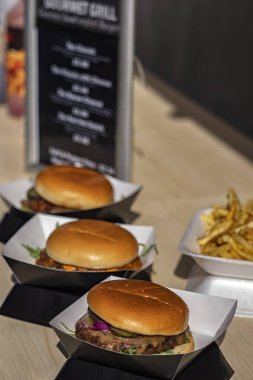 LONDON, İngiltere - 29 Eylül 2018: Bir gıda pazarında paket burger ve cips