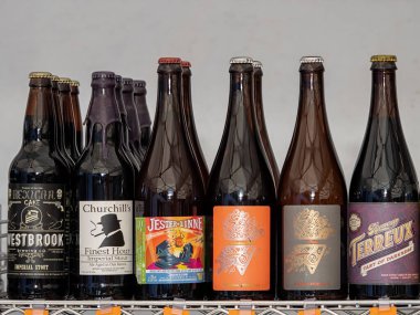 LONDON, İngiltere - 29 Eylül 2018: Gıda pazarındaki bir rafta bira şişeleri