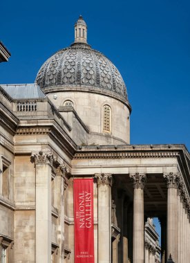 LONDON, İngiltere - 29 Eylül 2018: Trafalgar Meydanı 'ndaki Ulusal Galeri' nin dış görünümü kırmızı pankartıyla