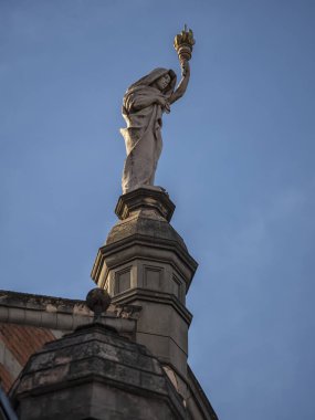LONDON, İngiltere - 29 Eylül 2018: Cambridge Circus, Shaftesbury Avenue 'deki Palace Tiyatrosu' nun tepesindeki zirve heykeli. 
