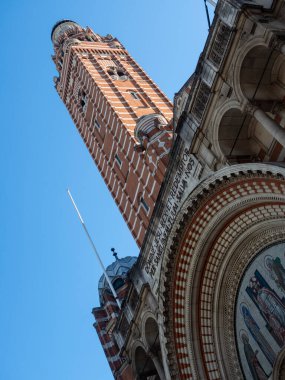 LONDON, İngiltere - 27 Eylül 2018: Francis Caddesi 'ndeki Westminster Katedrali' nin Çan Kulesi 'nin (Campanile) dış görünümü
