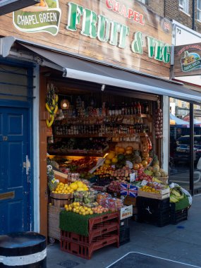 LONDON, İngiltere - 27 Eylül 2018: Islington 'daki Chapel Street pazarında manav dükkanı 