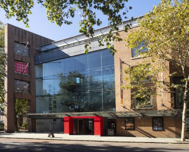 Londra, İngiltere - Eylül 27, 2018: Rosebery Bulvarı 'ndaki Sadler' s Wells Tiyatrosu 'nun manzarası