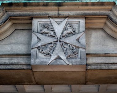 LONDON, İngiltere - 27 Eylül 2018: Clerkenwell 'deki St John Tarikatı' nda Aziz John Nişanı 'nın sembolü
