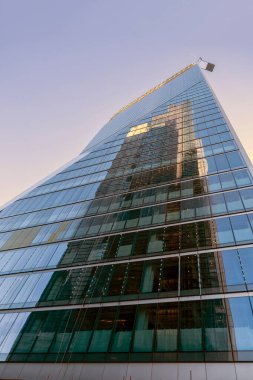 LONDON, UK- Eylül 27, 2018: 100 Bishopsgate Kulesi 'ndeki Heron Kulesi gökdeleninin yansıması