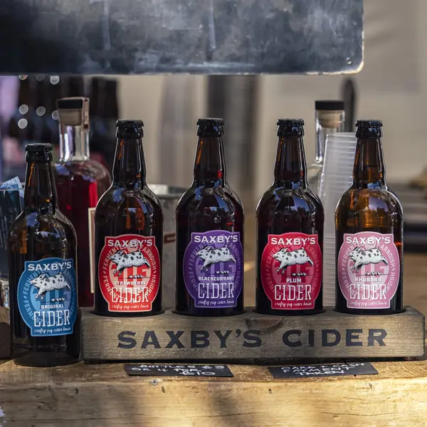 LONDON, UK -EPTEMBER 29, 2018: Yiyecek pazarındaki bir tezgahta bir şişe Saxby 's Cider