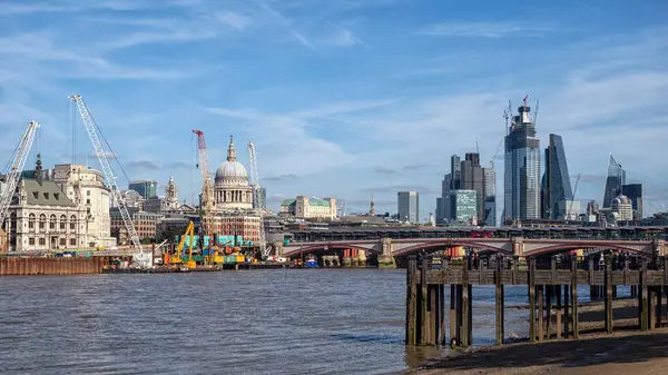 LONDON, İngiltere - 29 Eylül 2018: St Paul Katedrali ve Blackfriars Köprüsü üzerindeki Thames Nehri boyunca şehir silueti