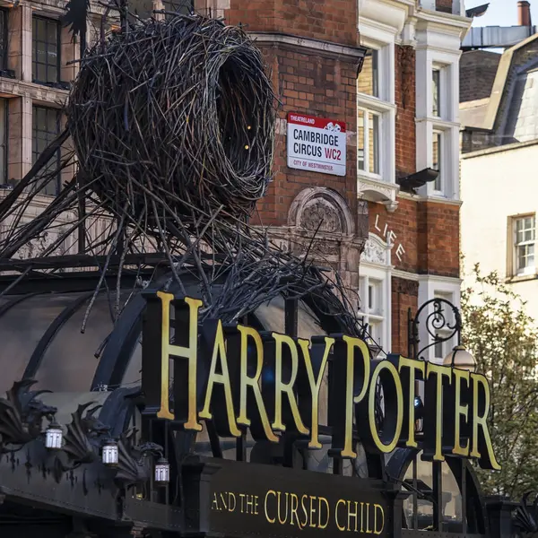 LONDON, İngiltere - 29 Eylül 2018: Shaftesbury Bulvarı 'ndaki Palace Theatre' ın dış görünüşü Harry Potter ve Lanetli Çocuk Şovu 