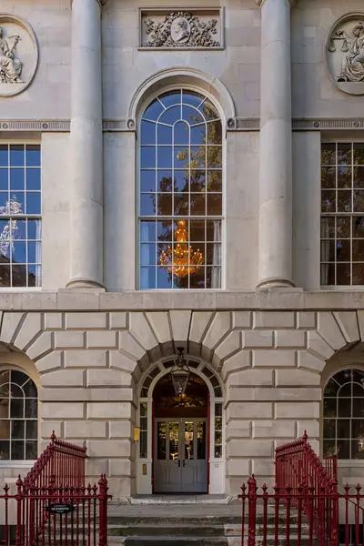 LONDON, UK - 27 EPTEMBER 2018: Ennismore Sessions House 'a Giriş - Clerkenwell Green' de listelenmiş ikinci sınıf bir binada bulunan bir toplantı ve etkinlik alanı
