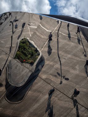 BIRMINGHAM, İngiltere - 28 Mayıs 2019: 1000 Ticaret Meydanı 'nın yansıması Yeni Cadde İstasyonu' nun çelik cephesinde