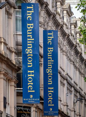 BIRMINGHAM, İngiltere - 28 Mayıs 2019: New Street 'teki Macdonald Burlington Oteli önünde pankart 