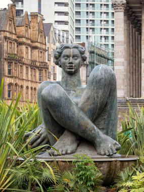 BIRMINGHAM, İngiltere - 28 Mayıs 2019: Victoria Meydanı 'ndaki Nehir Çeşmesi heykeli (Dhruva Mistry' den)