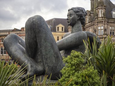 BIRMINGHAM, İngiltere - 28 Mayıs 2019: Victoria Meydanı 'ndaki Nehir Çeşmesi Heykeli (Dhruva Mistry)