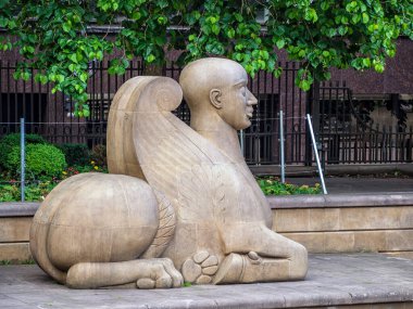 BIRMINGHAM, İngiltere - 28 Mayıs 2019: Victoria Meydanı 'ndaki Modern Sphinx heykeli (Dhruva Mistry' den)