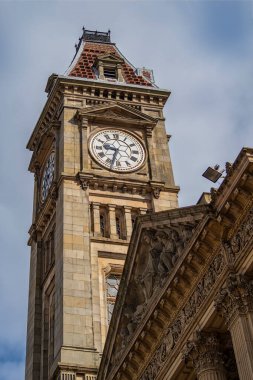 BIRMINGHAM, İngiltere - 28 Mayıs 2019: Birmingham Sanat Galerisi ve Müzesi üzerinde yükselen saat kulesi