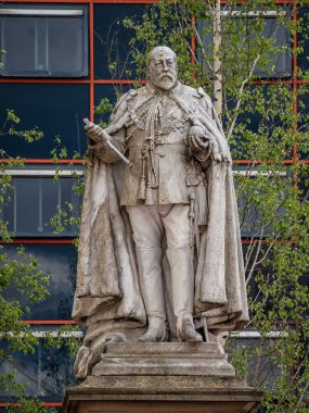 BIRMINGHAM, İngiltere - 28 Mayıs 2019: Centenary Meydanı 'nda Kral VII. Edward' ın anısına yapılan heykel