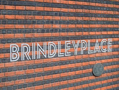 BIRMINGHAM, İngiltere - 28 Mayıs 2019: Batı yakasındaki Brindley Place, bir kanal kenarı gelişimi için imza