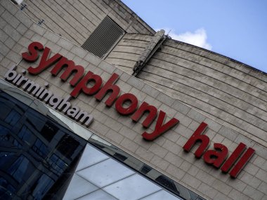BIRMINGHAM, İngiltere - 28 Mayıs 2019: Broad Caddesi 'ndeki Birmingham Senfoni Salonu için imza