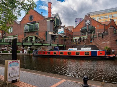 BIRMINGHAM, İngiltere - 28 Mayıs 2019: Brindley Place kanalında dar bir teknede yüzen kafe.
