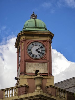 BIRMINGHAM, İngiltere - 28 Mayıs 2019: Broad Caddesi 'ndeki Crown Inn' in saat kulesi