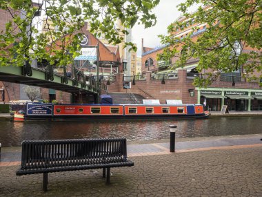 BIRMINGHAM, İngiltere - 28 Mayıs 2019: Brindley Place kanalında dar bir teknede yüzen kafe.