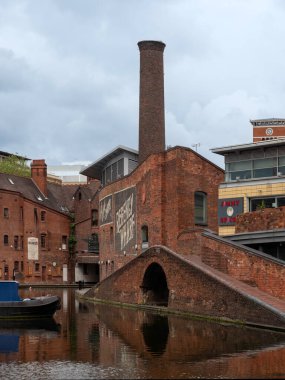 BIRMINGHAM, İngiltere - 28 Mayıs 2019 Regency Wharf imzalı Viktorya kanal kenarı binaları 
