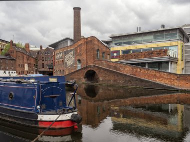 BIRMINGHAM, İngiltere - 28 Mayıs 2019: Brindley Place kanalındaki dar bot restore edilmiş Viktorya dönemi binaları ve modern ofis binalarıyla çevrili
