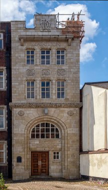 BIRMINGHAM, İngiltere - 28 Mayıs 2019: Legge Lane 'deki Gwenda Works - Birmingham Mücevher Bölgesi' ndeki Sanat ve El Sanatları fabrikası mimarisinin önemli bir örneği.