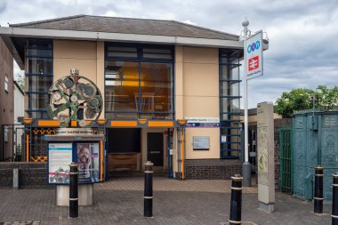 BIRMINGHAM, İngiltere - 28 Mayıs 2019: Mücevher Mahallesi, Vyse Caddesi 'nde birleşik bir tren istasyonu ve tramvay durağı