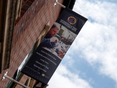 BIRMINGHAM, İngiltere - 28 Mayıs 2019: Mücevher Mahallesi Müzesi önünde pankart 