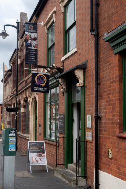BIRMINGHAM, İngiltere - 28 Mayıs 2019: Mücevher Mahallesi Müzesi 'nin giriş kapısı ve imzası