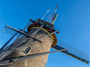 KINDERDIJK, NETHERLANDS - 4 Temmuz 2019: Kinderdijk 'teki tarihi yel değirmeninin yakın çekim görüntüsü