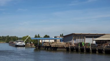 KRIMPENERWAARD, NETHERLANDS - 4 Temmuz 2019: Niewe Maas Nehri 'ndeki bel ve yük gemisinin görüntüsü