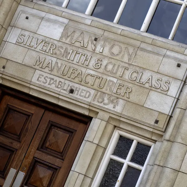 BIRMINGHAM, İngiltere - 28 Mayıs 2019: Legge Lane 'deki Gwenda Works binasında Manton Silversmith için eski tabela - Mücevher Mahallesi